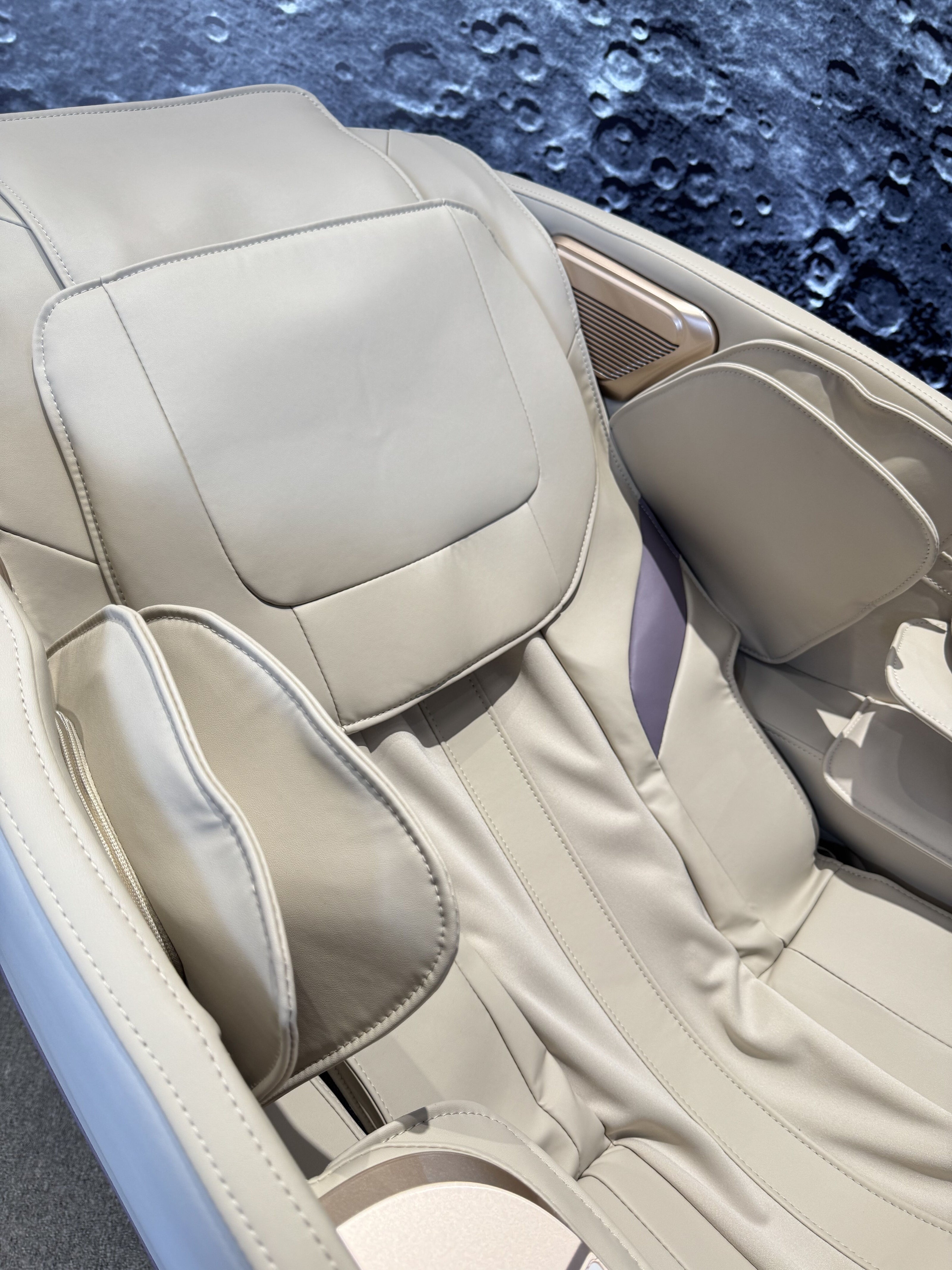 Zenith 4D AeroPod™ Massage Chair