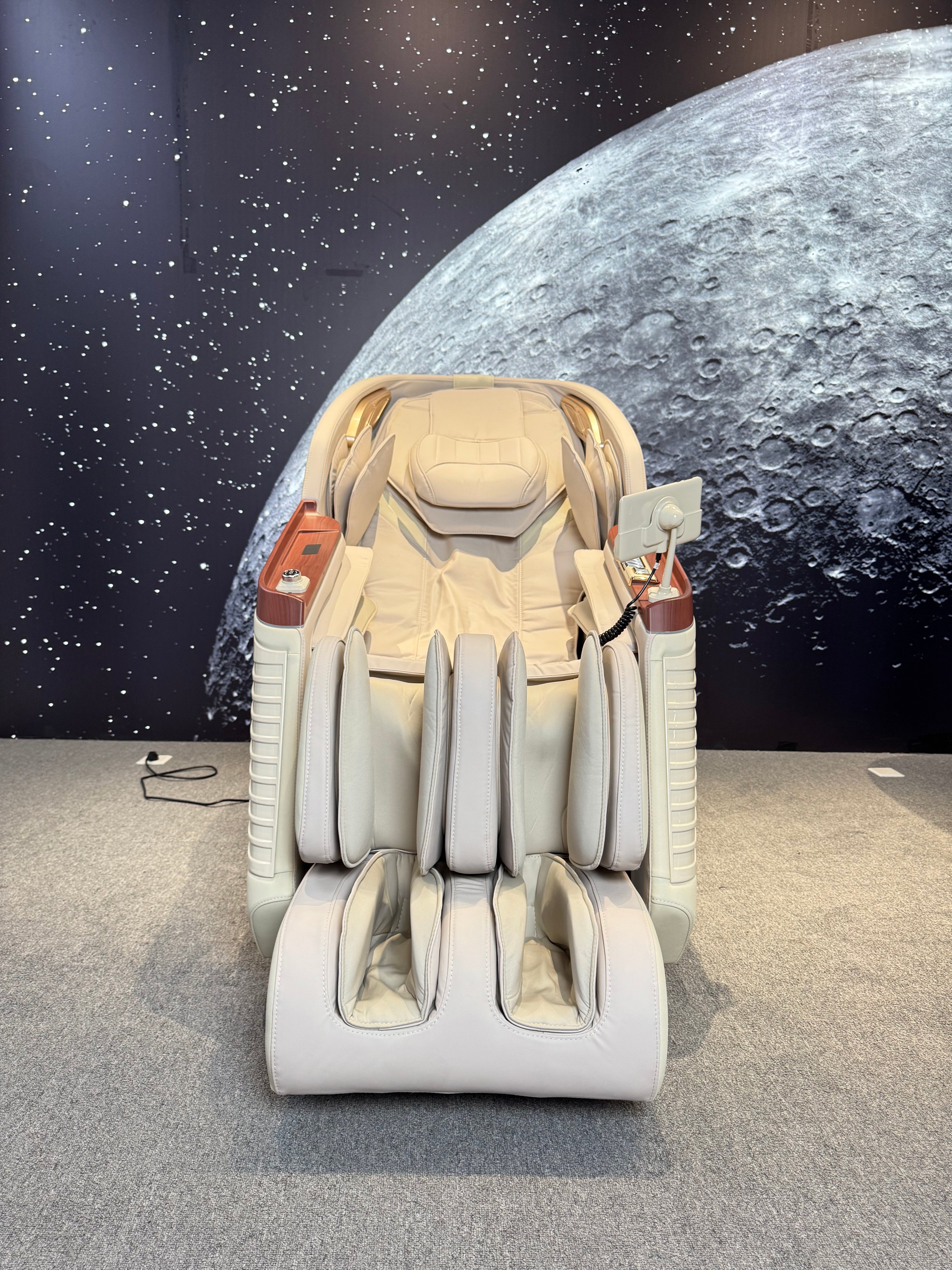 4D Space Capsule Series Enjoy the massage chair.