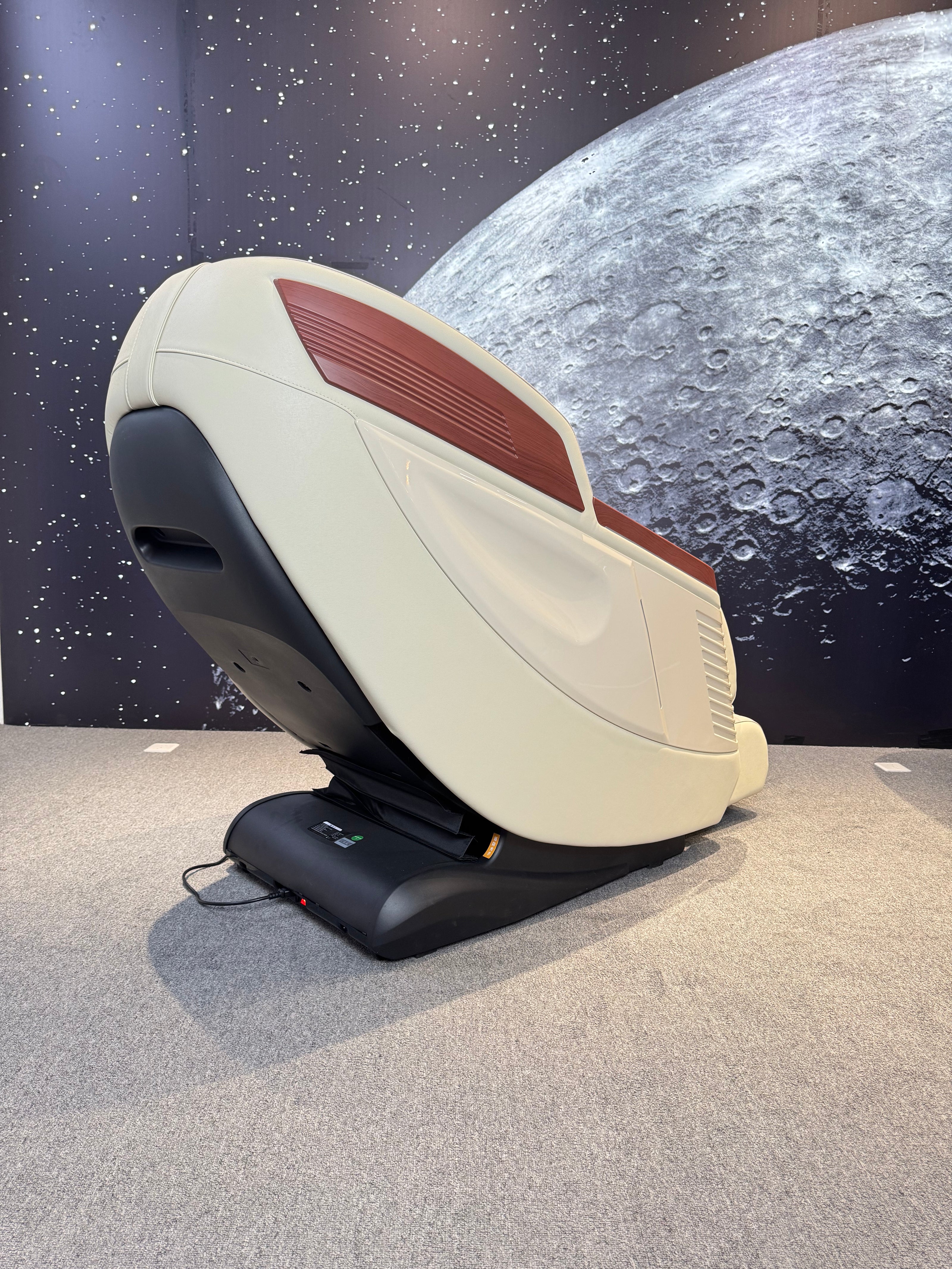 4D Space Capsule Series Enjoy the massage chair.