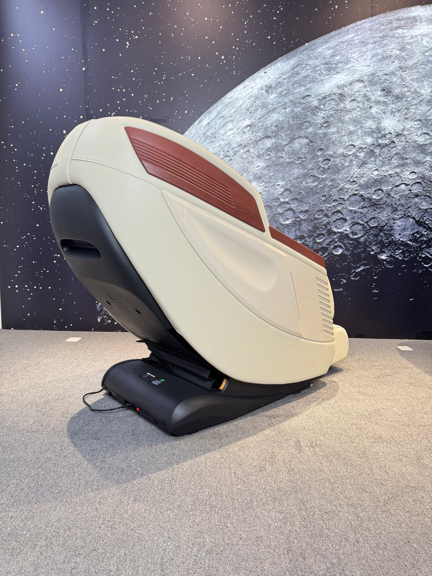 4D Space Capsule Series Enjoy the massage chair.