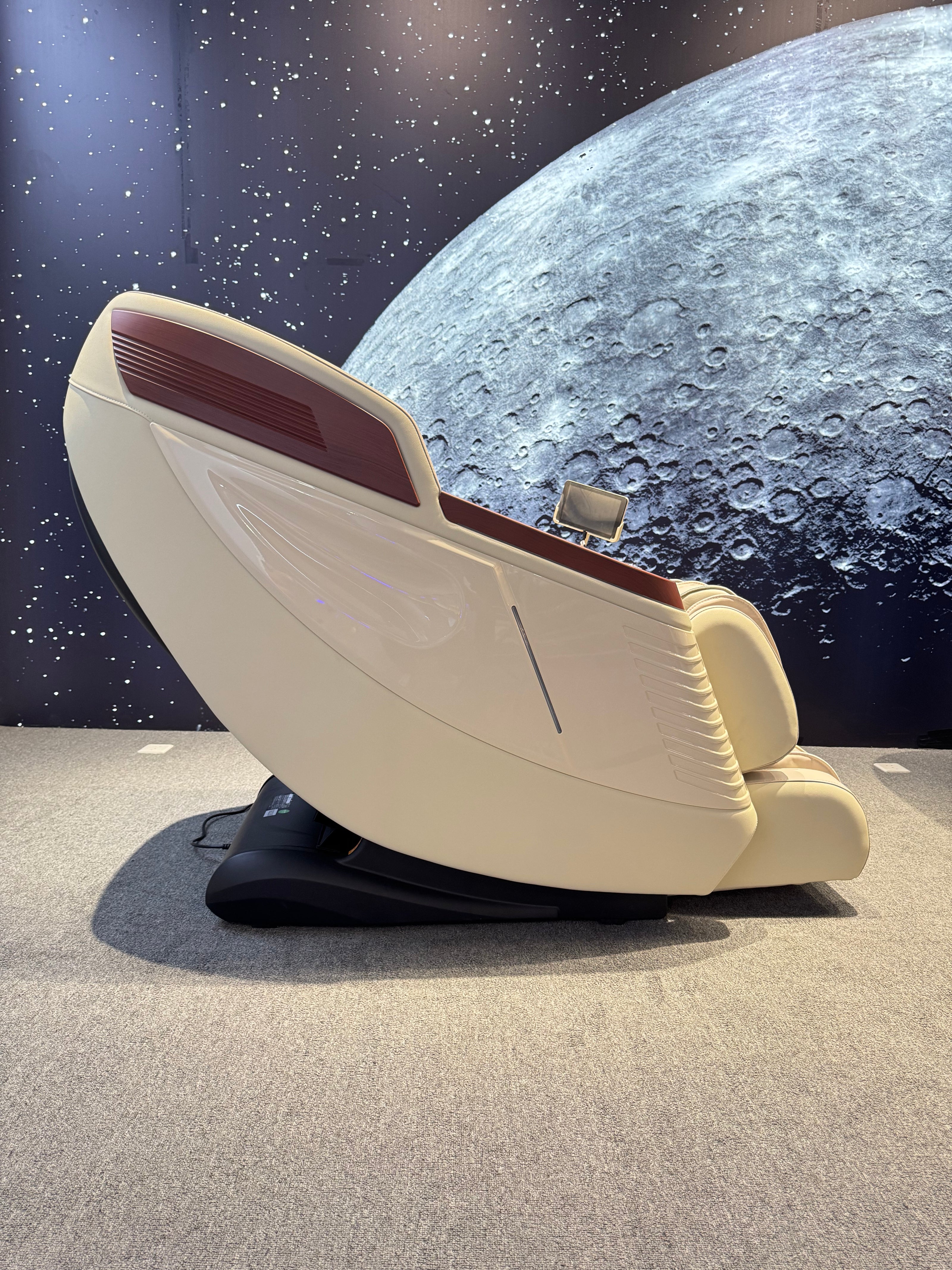 4D Space Capsule Series Enjoy the massage chair.