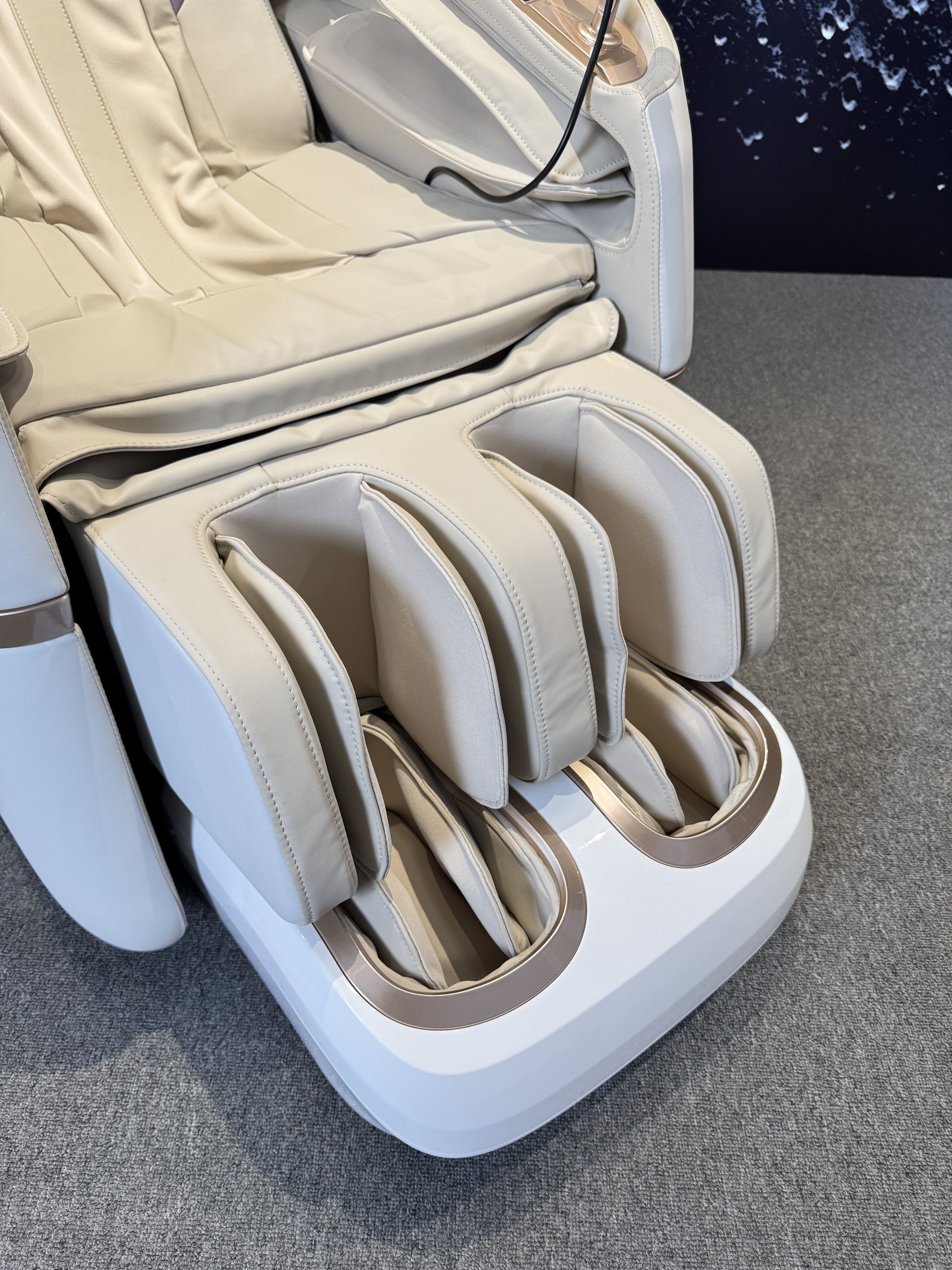 Zenith 4D AeroPod™ Massage Chair