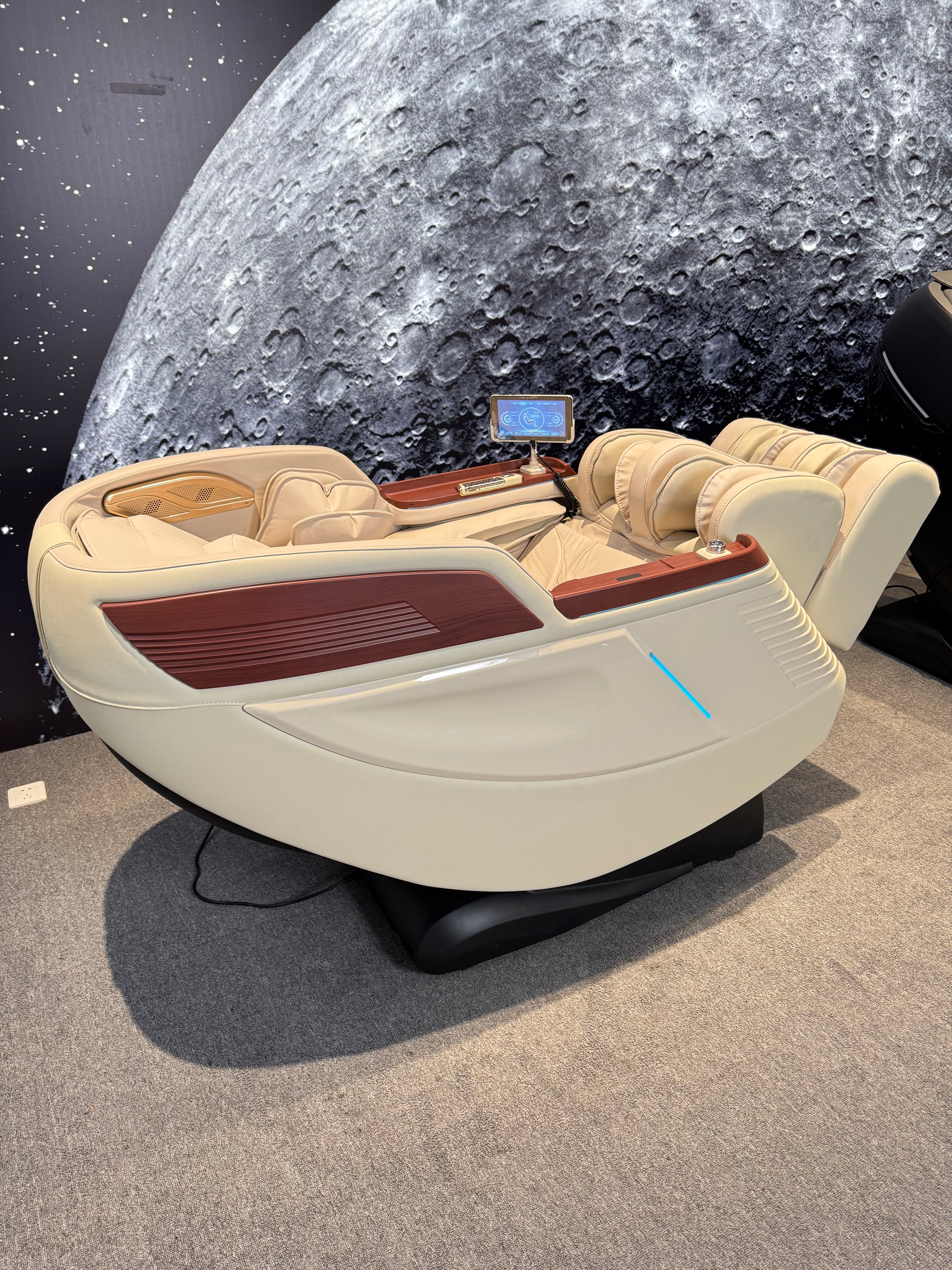 4D Space Capsule Series Enjoy the massage chair.