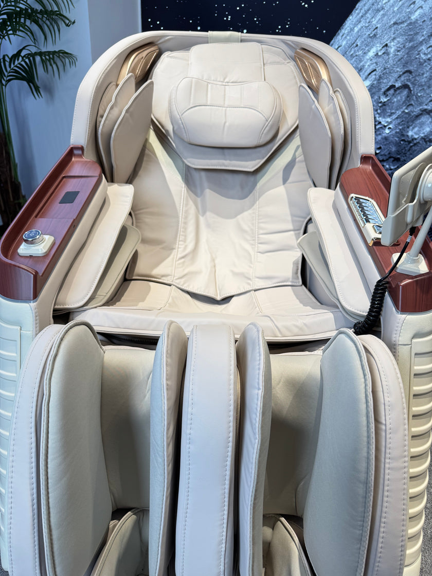 4D Space Capsule Series Enjoy the massage chair.