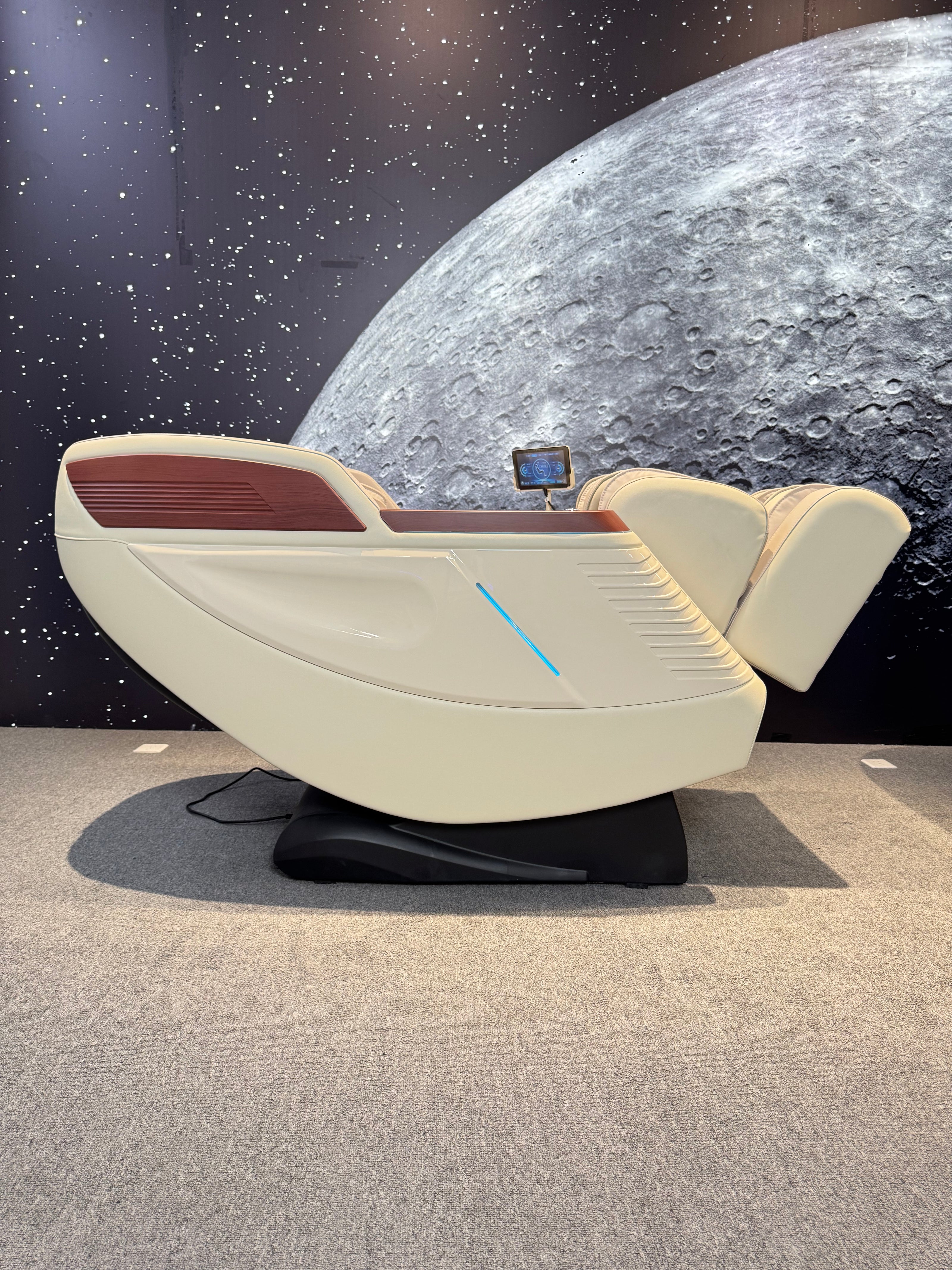4D Space Capsule Series Enjoy the massage chair.