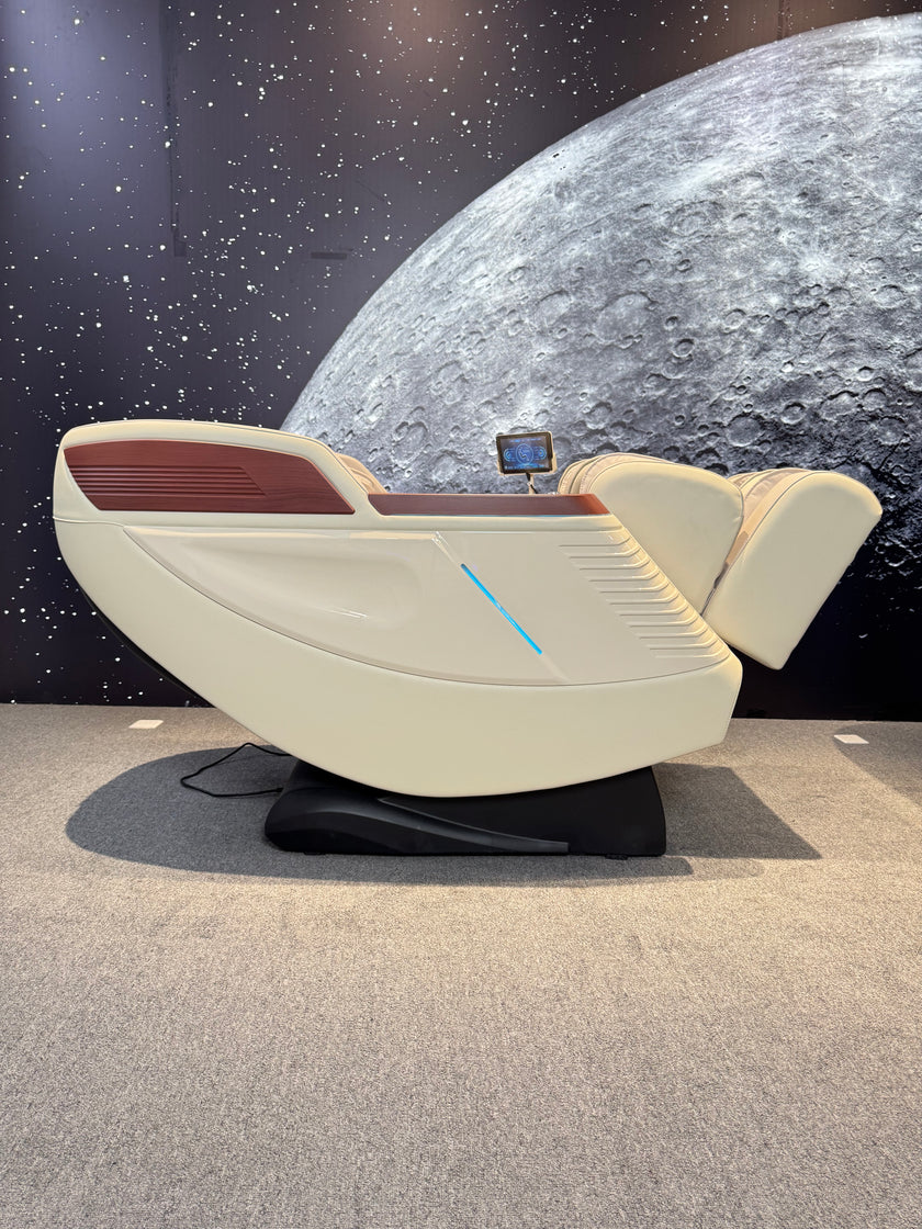 4D Space Capsule Series Enjoy the massage chair.