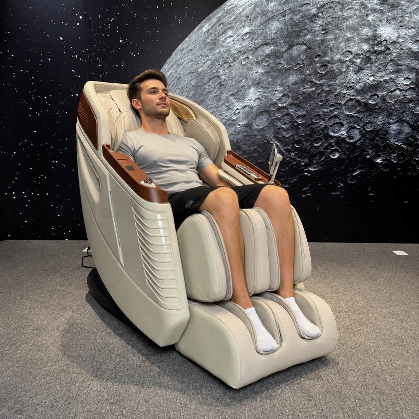 4D Space Capsule Series Enjoy the massage chair.