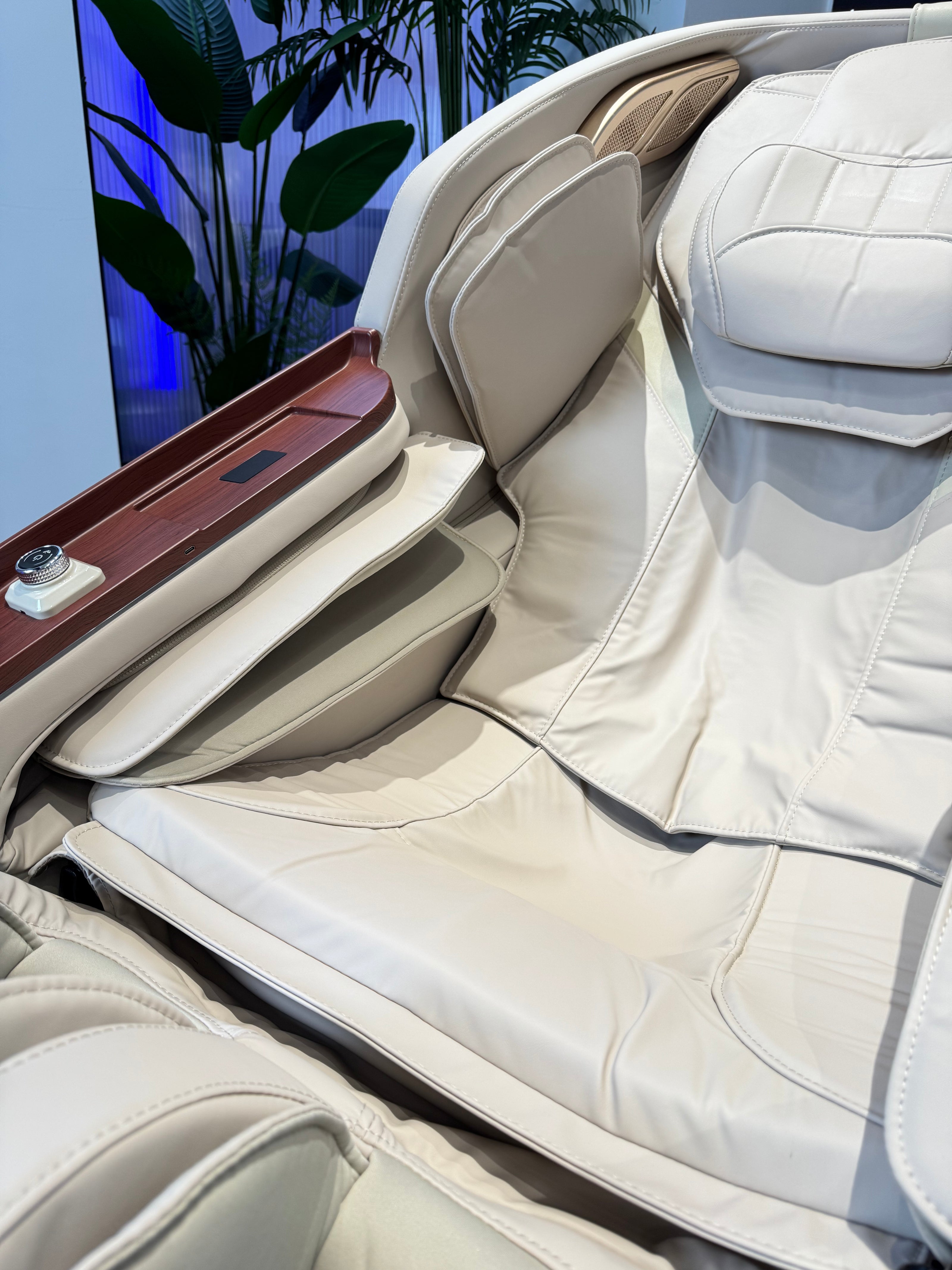 4D Space Capsule Series Enjoy the massage chair.