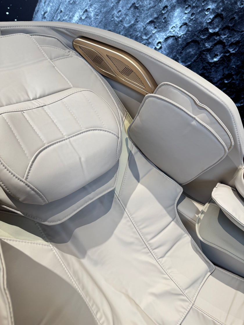 4D Space Capsule Series Enjoy the massage chair.