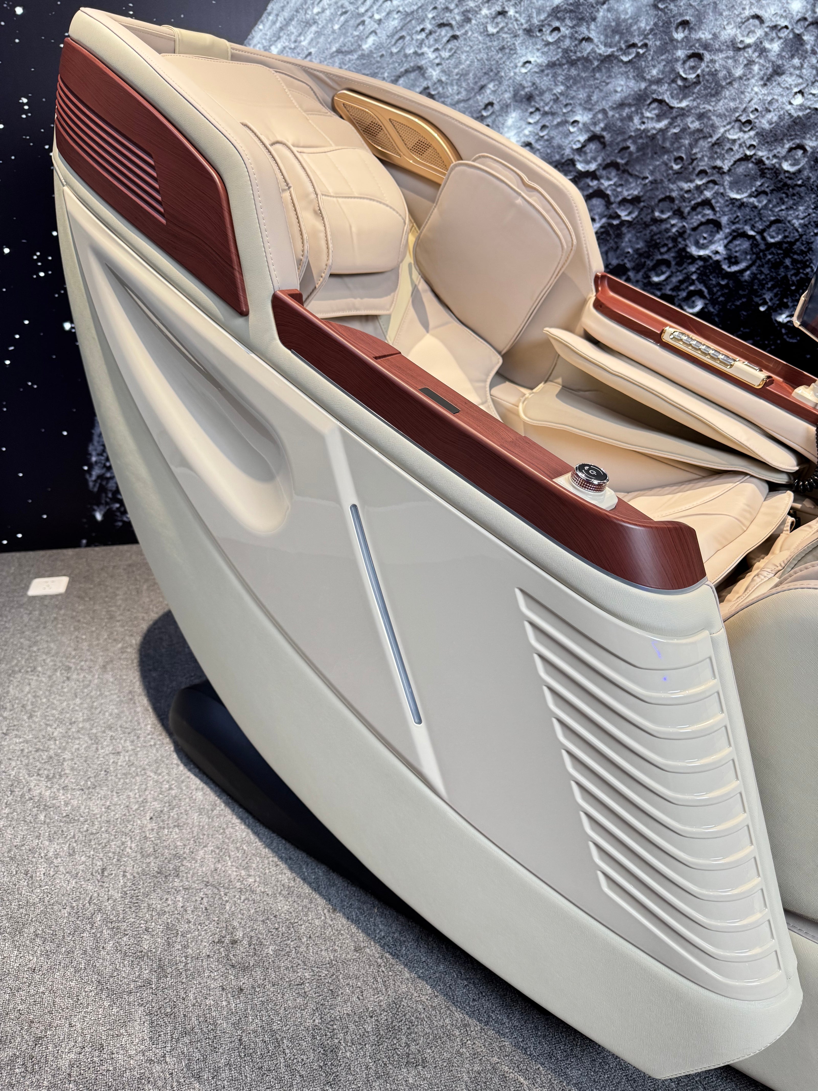 4D Space Capsule Series Enjoy the massage chair.