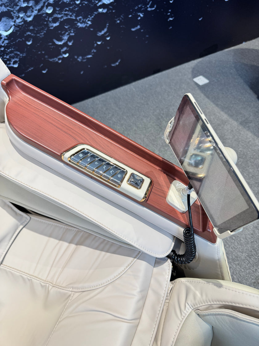 4D Space Capsule Series Enjoy the massage chair.