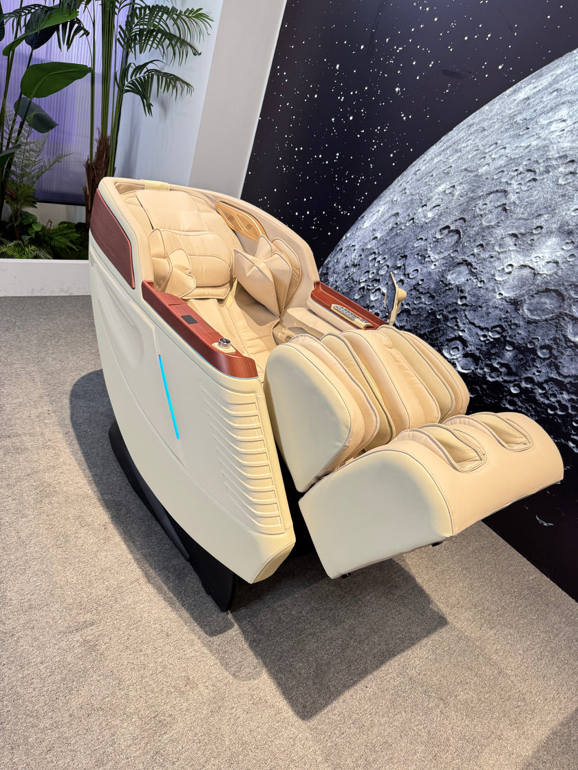 4D Space Capsule Series Enjoy the massage chair.