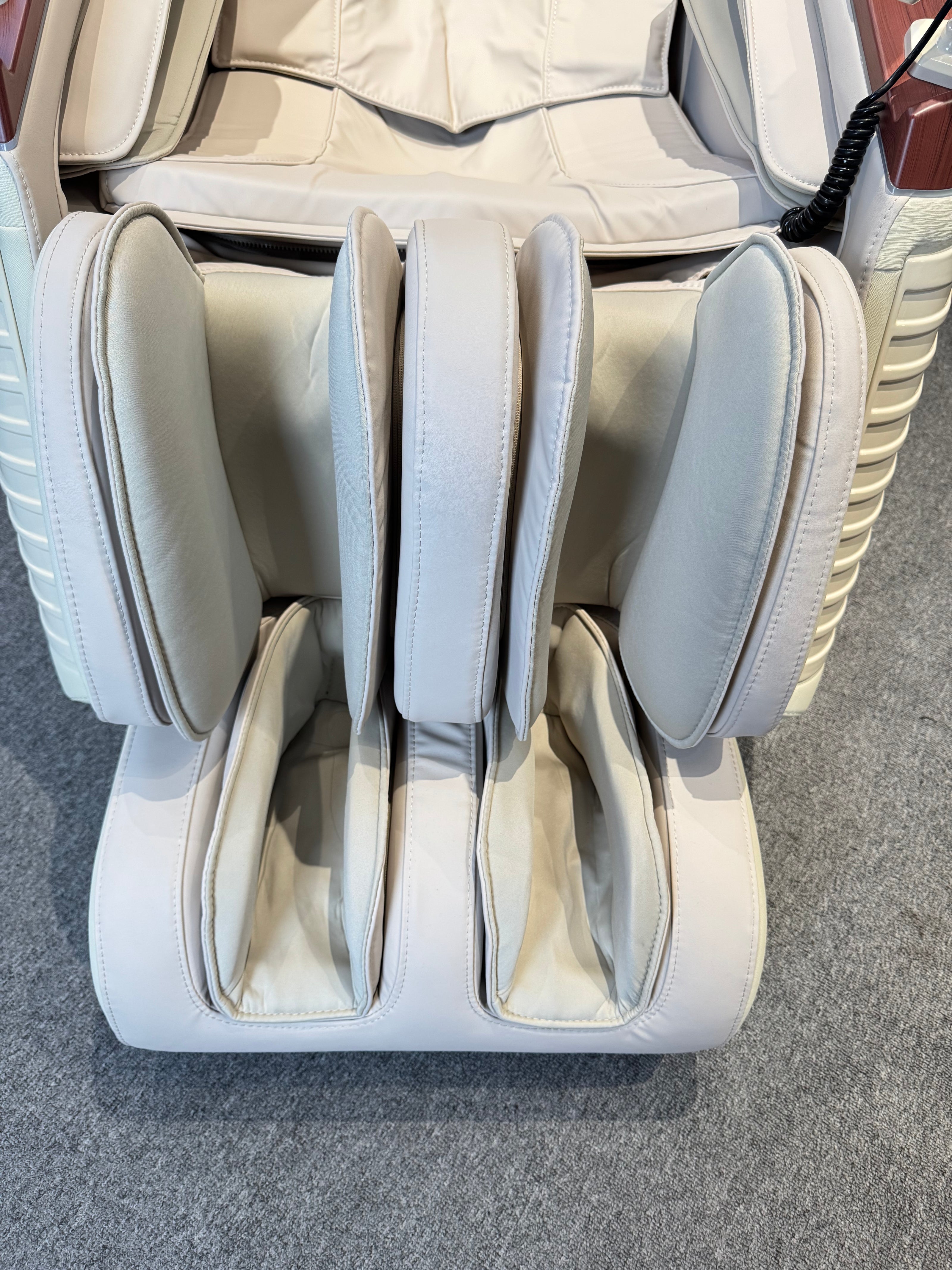 4D Space Capsule Series Enjoy the massage chair.